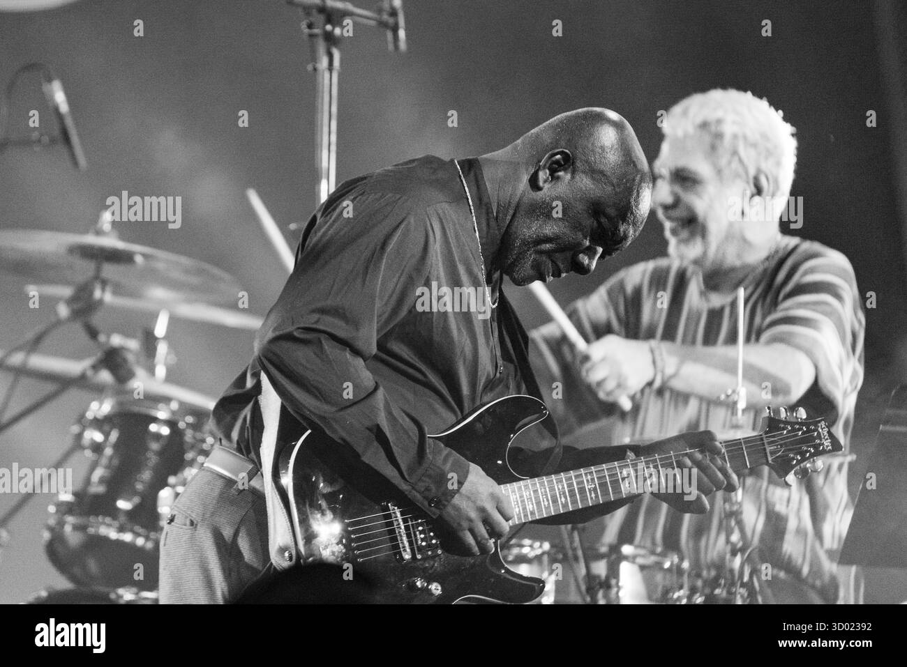 CYMANDE, KONZERT, 2025: Patrick Patterson von der legendären, bahnbrechenden britischen Dancefloor-Funk-Band Cymande Headline auf der Far Out Stage. Brecon, Wales, Großbritannien, 17. August 2025. Das Green Man Festival 2025. Foto: Rob Watkins/Alamy Live News. INFO: Cymande ist eine britische Funk- und Soul-Band, die 1971 in London gegründet wurde. Die Mischung aus Funk, Reggae, Jazz und afro-karibischen Rhythmen, deren sozial bewusste Texte und ansteckende Grooves – wie On The Message – beeinflussten Funk, Hip Hop und Dance-Musik weltweit. Stockfoto