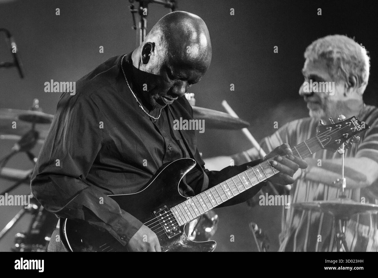 CYMANDE, KONZERT, 2025: Patrick Patterson von der legendären, bahnbrechenden britischen Dancefloor-Funk-Band Cymande Headline auf der Far Out Stage. Brecon, Wales, Großbritannien, 17. August 2025. Das Green Man Festival 2025. Foto: Rob Watkins/Alamy Live News. INFO: Cymande ist eine britische Funk- und Soul-Band, die 1971 in London gegründet wurde. Die Mischung aus Funk, Reggae, Jazz und afro-karibischen Rhythmen, deren sozial bewusste Texte und ansteckende Grooves – wie On The Message – beeinflussten Funk, Hip Hop und Dance-Musik weltweit. Stockfoto