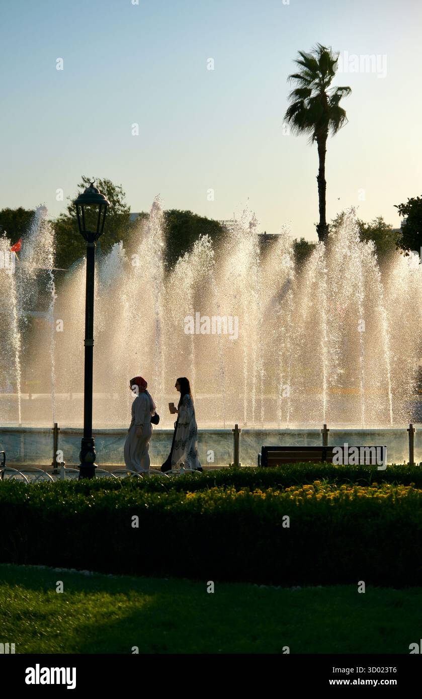 Türkei, Istanbul, Fatih-Viertel, historisches Zentrum, das von der UNESCO zum Weltkulturerbe erklärt wurde, Sultanahmet-Viertel, Brunnen auf dem Sultanahmet-Platz Stockfoto