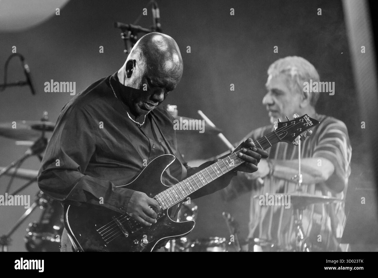 CYMANDE, KONZERT, 2025: Patrick Patterson von der legendären, bahnbrechenden britischen Dancefloor-Funk-Band Cymande Headline auf der Far Out Stage. Brecon, Wales, Großbritannien, 17. August 2025. Das Green Man Festival 2025. Foto: Rob Watkins/Alamy Live News. INFO: Cymande ist eine britische Funk- und Soul-Band, die 1971 in London gegründet wurde. Die Mischung aus Funk, Reggae, Jazz und afro-karibischen Rhythmen, deren sozial bewusste Texte und ansteckende Grooves – wie On The Message – beeinflussten Funk, Hip Hop und Dance-Musik weltweit. Stockfoto