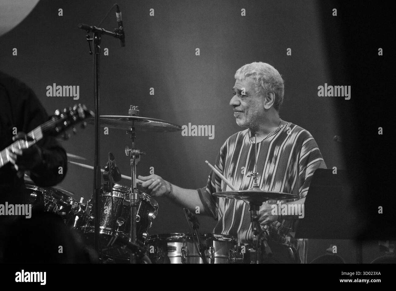 CYMANDE, KONZERT, 2025: Richard Bailey von der legendären, bahnbrechenden britischen Dancefloor-Funk-Band Cymande Headline auf der Far Out Stage. Brecon, Wales, Großbritannien, 17. August 2025. Das Green Man Festival 2025. Foto: Rob Watkins/Alamy Live News. INFO: Cymande ist eine britische Funk- und Soul-Band, die 1971 in London gegründet wurde. Die Mischung aus Funk, Reggae, Jazz und afro-karibischen Rhythmen, deren sozial bewusste Texte und ansteckende Grooves – wie On The Message – beeinflussten Funk, Hip Hop und Dance-Musik weltweit. Stockfoto