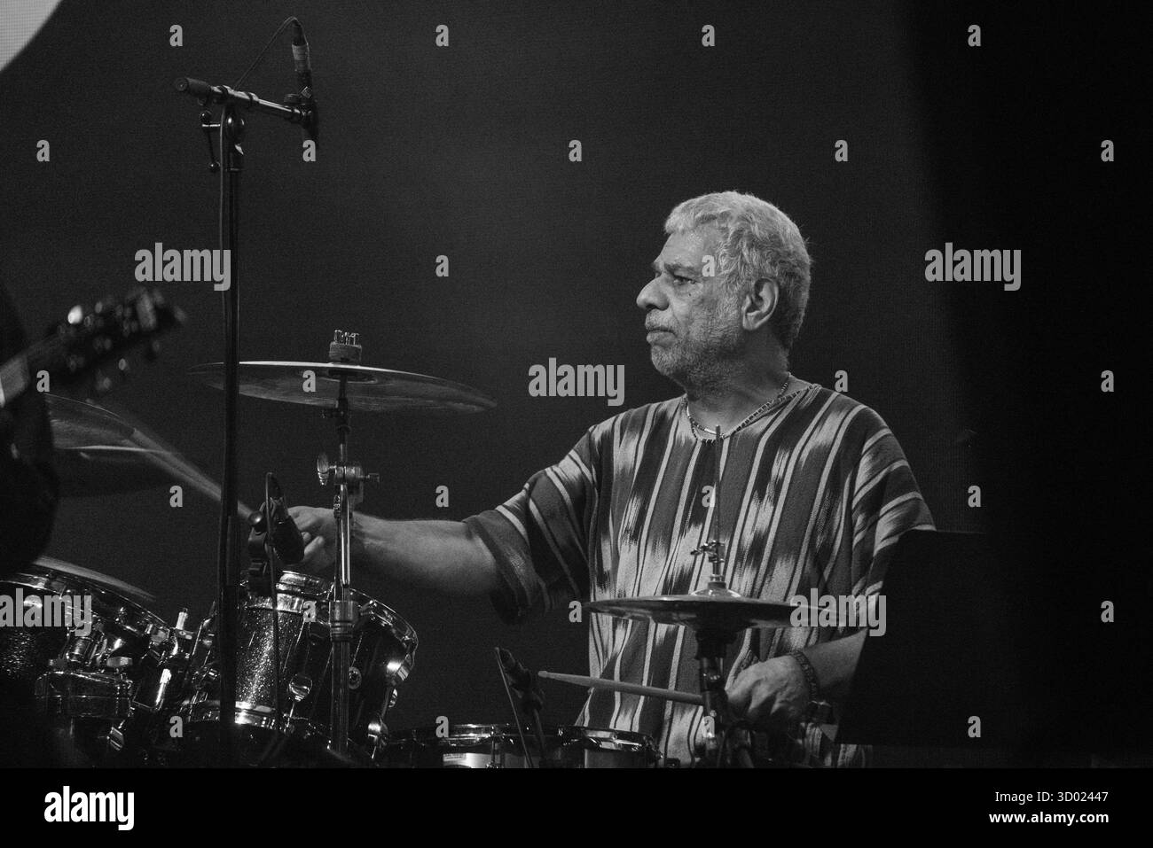 CYMANDE, KONZERT, 2025: Richard Bailey von der legendären, bahnbrechenden britischen Dancefloor-Funk-Band Cymande Headline auf der Far Out Stage. Brecon, Wales, Großbritannien, 17. August 2025. Das Green Man Festival 2025. Foto: Rob Watkins/Alamy Live News. INFO: Cymande ist eine britische Funk- und Soul-Band, die 1971 in London gegründet wurde. Die Mischung aus Funk, Reggae, Jazz und afro-karibischen Rhythmen, deren sozial bewusste Texte und ansteckende Grooves – wie On The Message – beeinflussten Funk, Hip Hop und Dance-Musik weltweit. Stockfoto