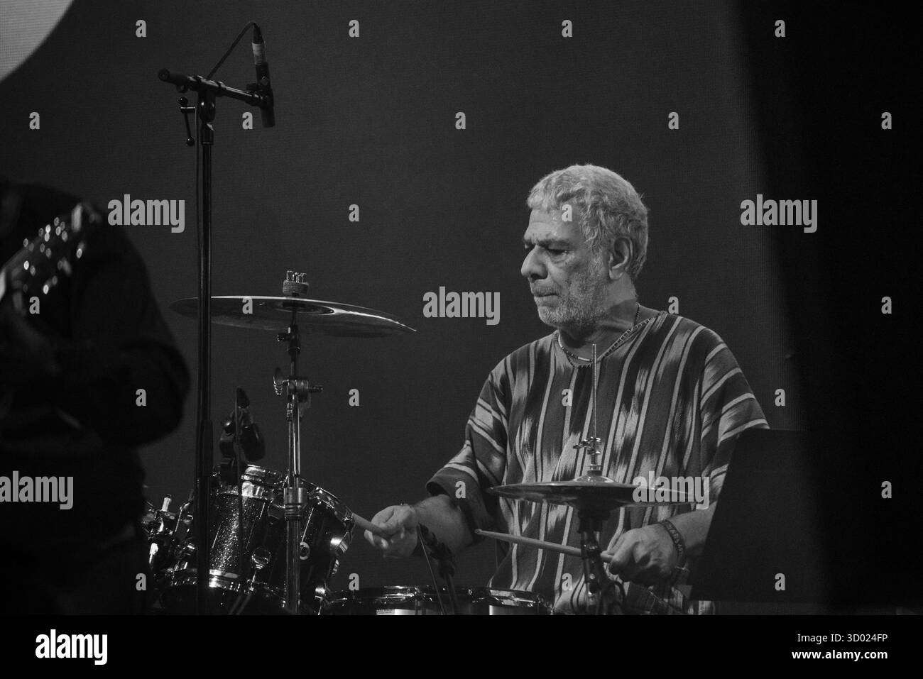 CYMANDE, KONZERT, 2025: Richard Bailey von der legendären, bahnbrechenden britischen Dancefloor-Funk-Band Cymande Headline auf der Far Out Stage. Brecon, Wales, Großbritannien, 17. August 2025. Das Green Man Festival 2025. Foto: Rob Watkins/Alamy Live News. INFO: Cymande ist eine britische Funk- und Soul-Band, die 1971 in London gegründet wurde. Die Mischung aus Funk, Reggae, Jazz und afro-karibischen Rhythmen, deren sozial bewusste Texte und ansteckende Grooves – wie On The Message – beeinflussten Funk, Hip Hop und Dance-Musik weltweit. Stockfoto