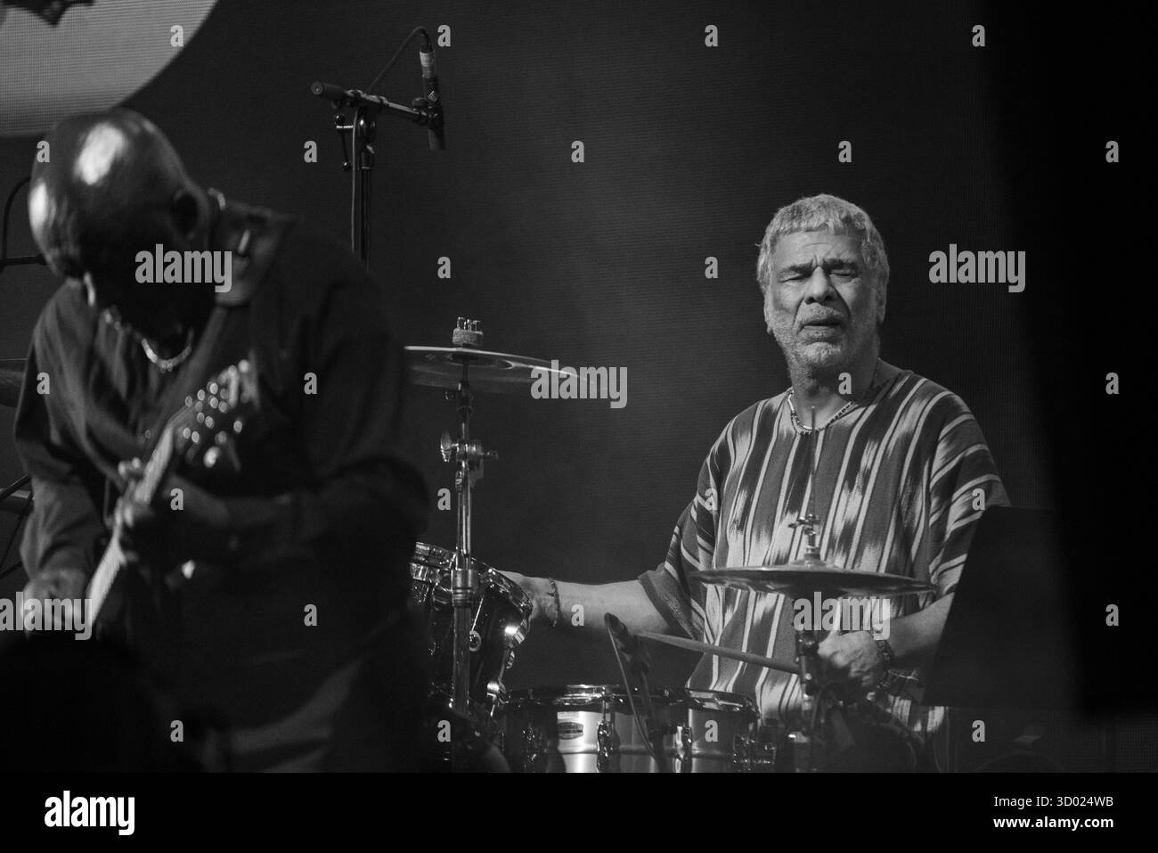 CYMANDE, KONZERT, 2025: Richard Bailey von der legendären, bahnbrechenden britischen Dancefloor-Funk-Band Cymande Headline auf der Far Out Stage. Brecon, Wales, Großbritannien, 17. August 2025. Das Green Man Festival 2025. Foto: Rob Watkins/Alamy Live News. INFO: Cymande ist eine britische Funk- und Soul-Band, die 1971 in London gegründet wurde. Die Mischung aus Funk, Reggae, Jazz und afro-karibischen Rhythmen, deren sozial bewusste Texte und ansteckende Grooves – wie On The Message – beeinflussten Funk, Hip Hop und Dance-Musik weltweit. Stockfoto