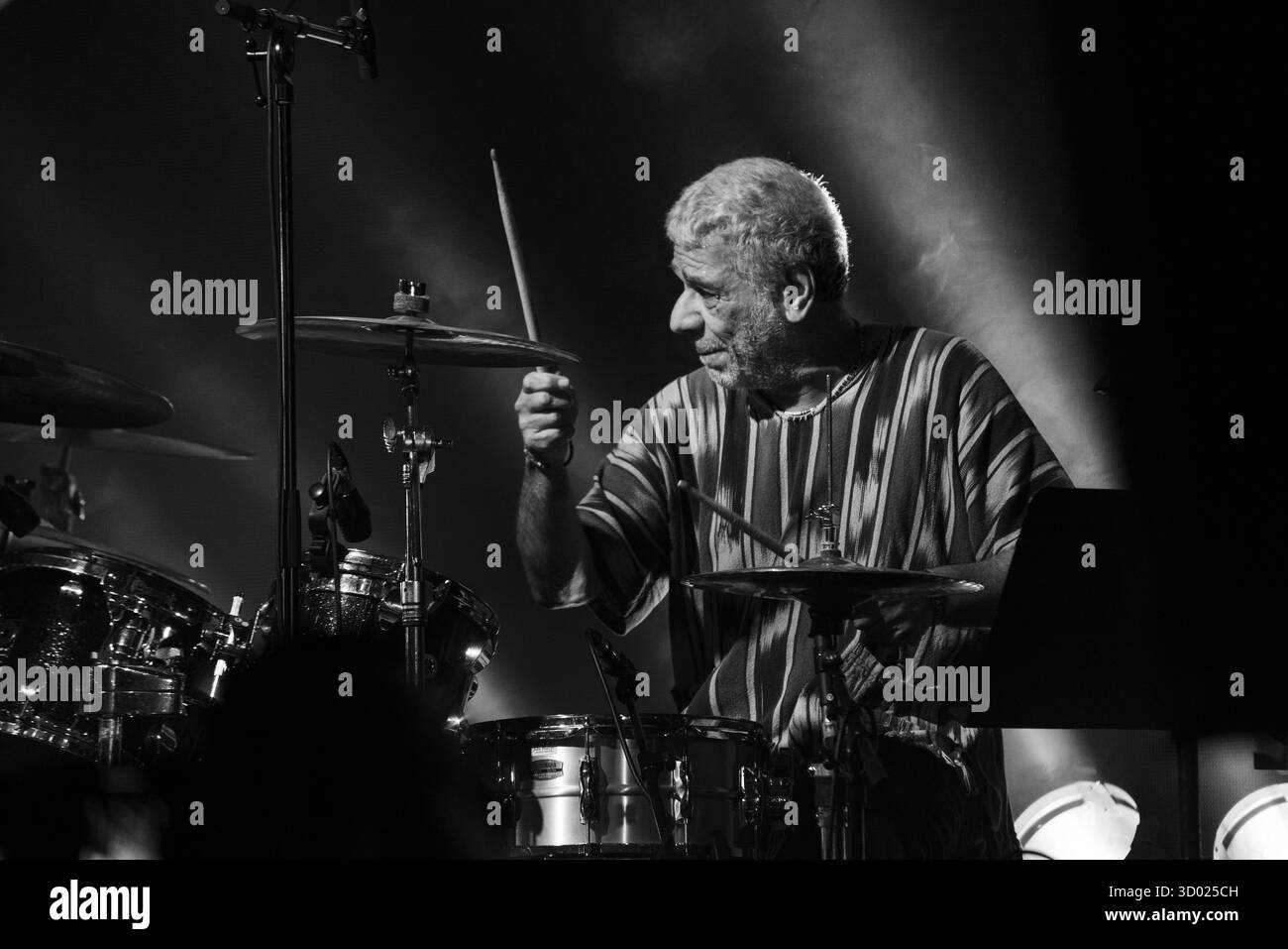 CYMANDE, KONZERT, 2025: Richard Bailey von der legendären, bahnbrechenden britischen Dancefloor-Funk-Band Cymande Headline auf der Far Out Stage. Brecon, Wales, Großbritannien, 17. August 2025. Das Green Man Festival 2025. Foto: Rob Watkins/Alamy Live News. INFO: Cymande ist eine britische Funk- und Soul-Band, die 1971 in London gegründet wurde. Die Mischung aus Funk, Reggae, Jazz und afro-karibischen Rhythmen, deren sozial bewusste Texte und ansteckende Grooves – wie On The Message – beeinflussten Funk, Hip Hop und Dance-Musik weltweit. Stockfoto