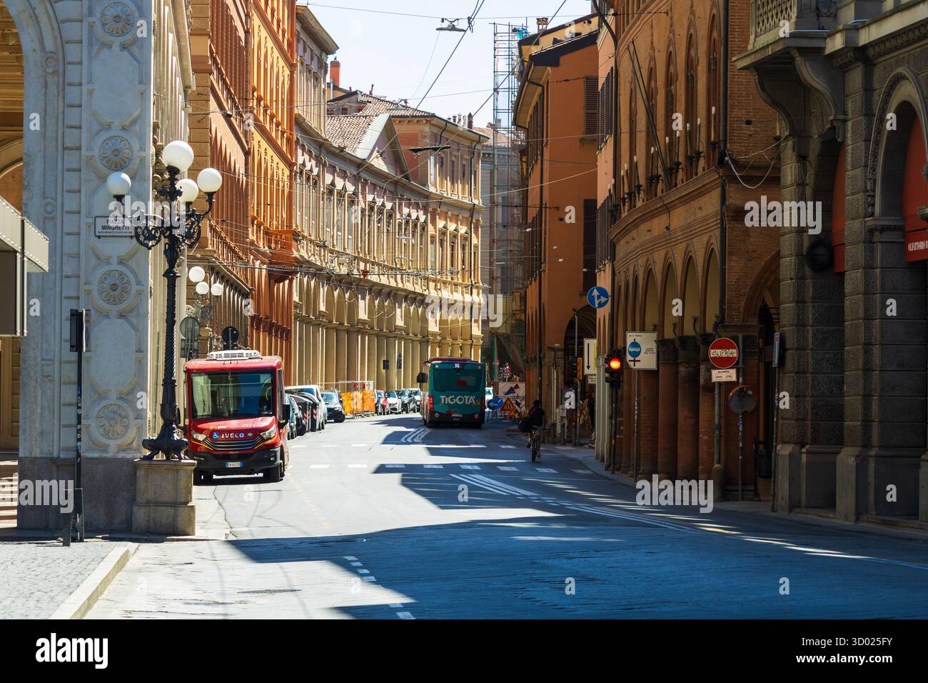 Bologna, Italien Juli 27-2025 City Street mit Rettungsfahrzeug und Bus, City Lane Stockfoto