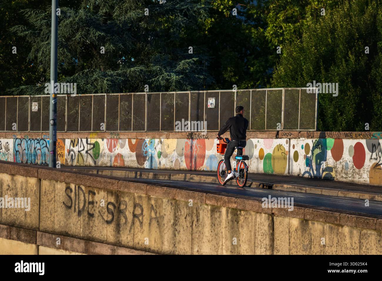 Bologna, Italien Juli 26-2025 künstlerische Stadtbrücke in Bologna mit Person auf dem Fahrrad Stockfoto