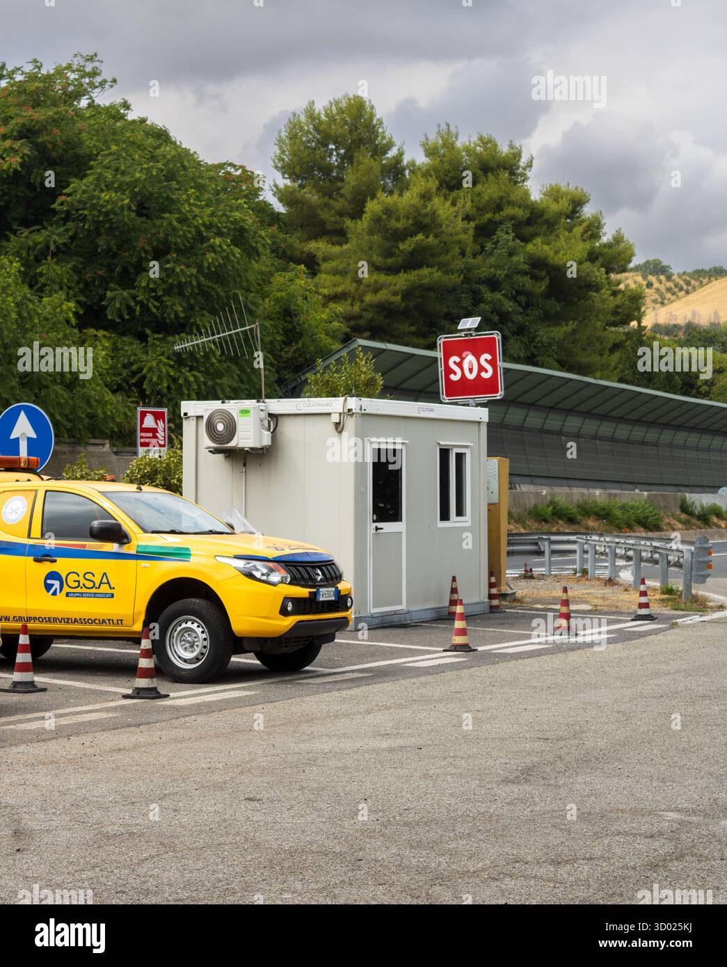 Italien Juli 26-2025 – Pannenhilfe-Station mit GSA-Fahrzeug Stockfoto