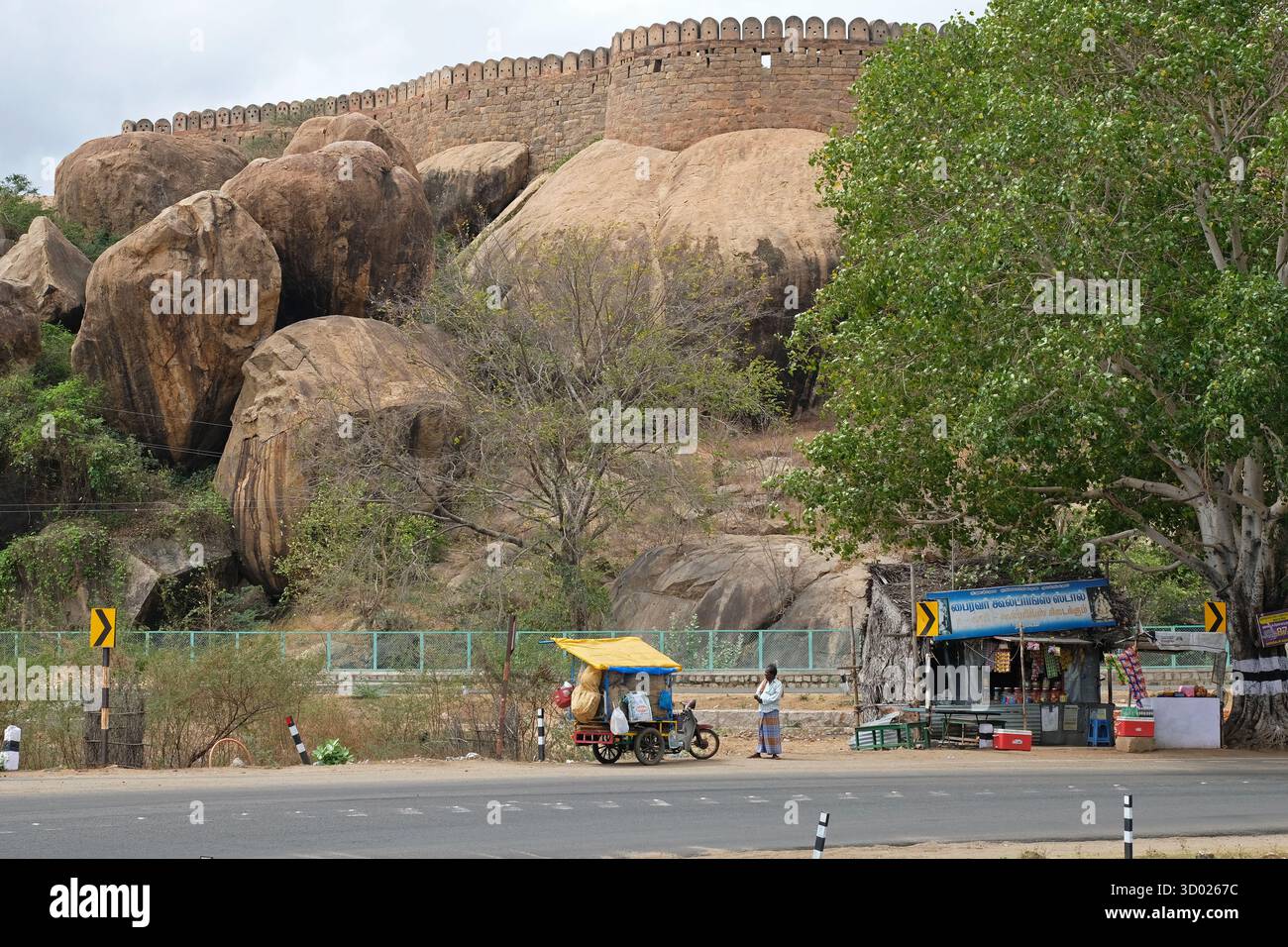 Thanjavur, Indien - 13. März 2018: Ein Abschnitt der Mauern des Thirumayam Felsenfestes aus dem 17. Jahrhundert in Tamil Nadu, erbaut auf einem 40 Hektar großen Plateau Stockfoto