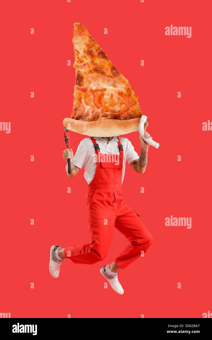 Springender Klempner mit leckerer Pizzascheibe statt Kopf auf rotem Hintergrund Stockfoto