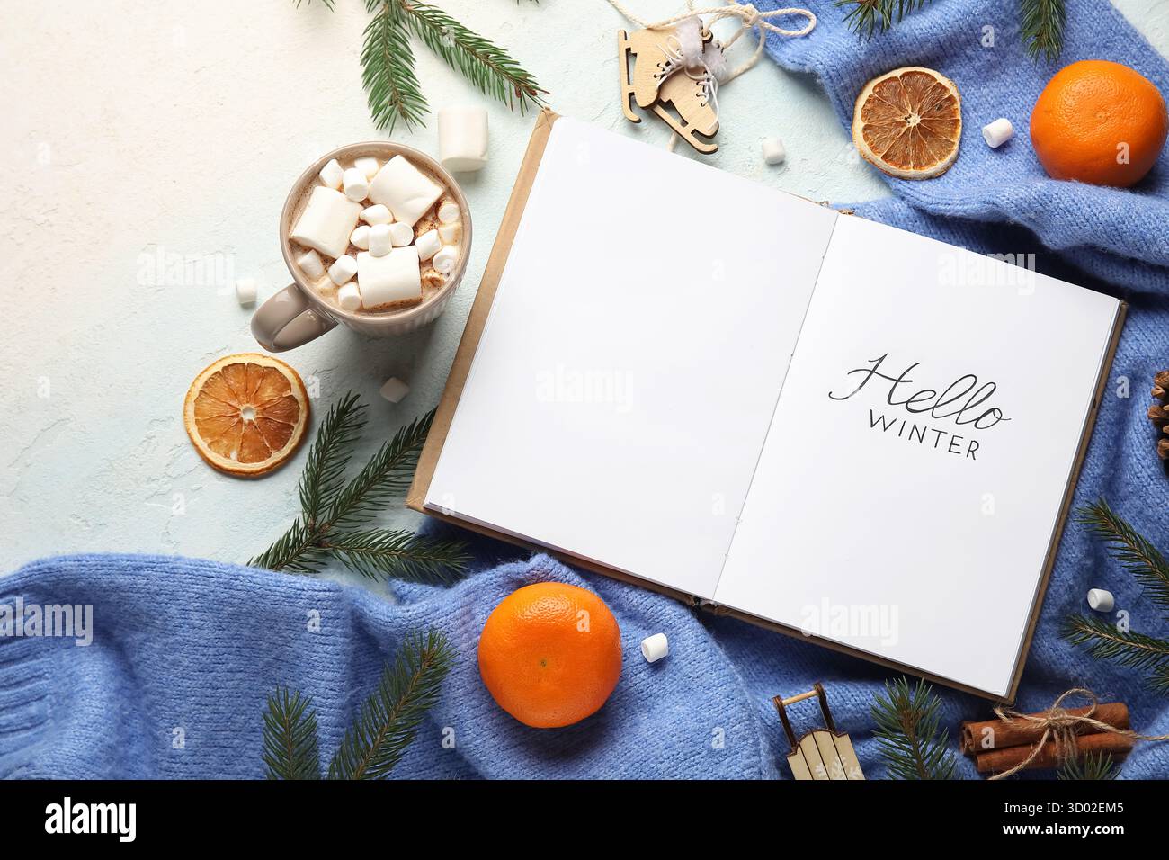 Notizbuch mit Text HALLO WINTER, Leckereien, Weihnachtszweige und Pullover auf Grunge Hintergrund Stockfoto