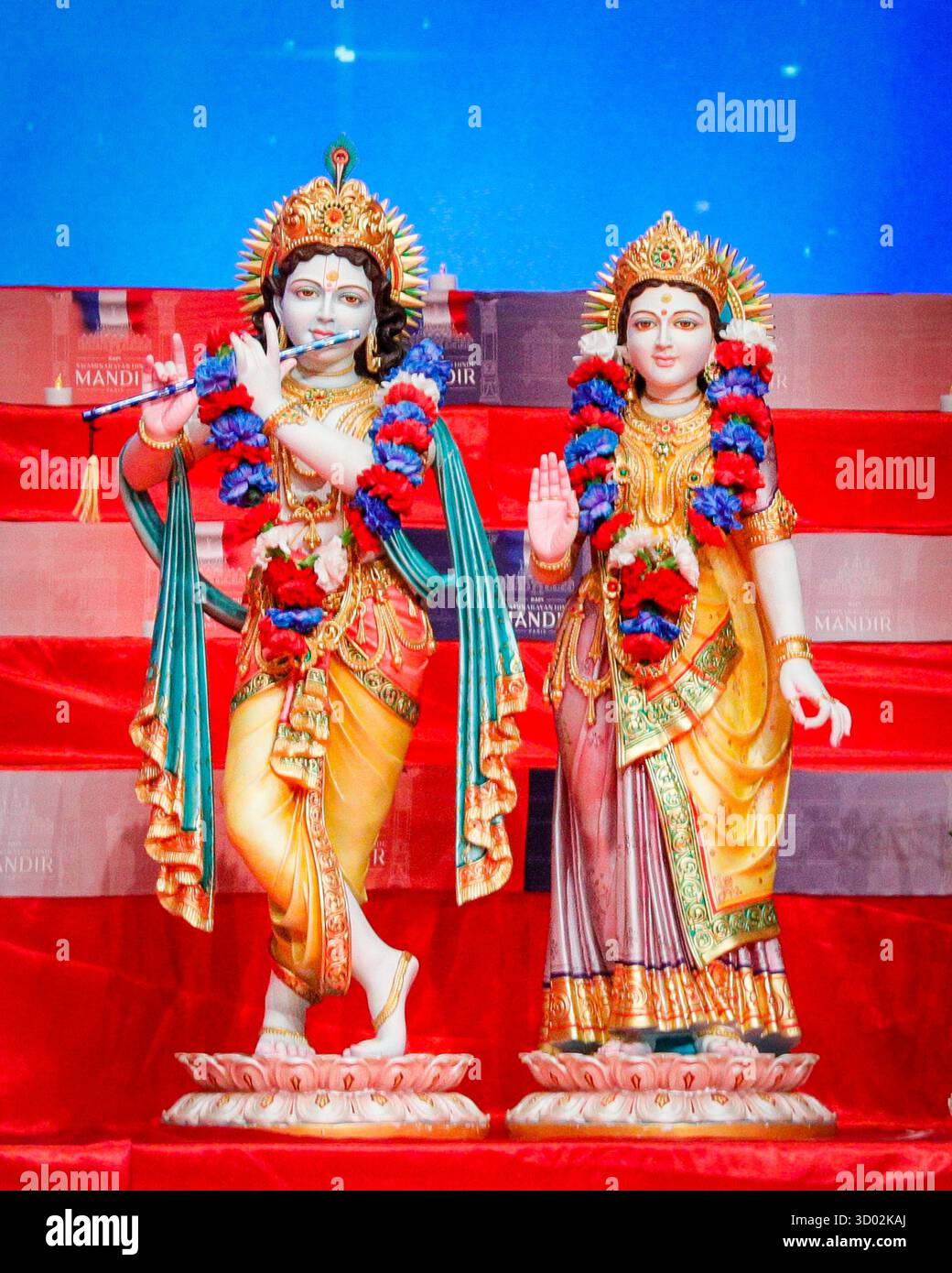 London, Großbritannien. Oktober 2025. Gottheiten auf dem Display. Das fröhliche und farbenfrohe Festival von Diwali, das Hindu Festival der Lichter, wird im Shri Swaminarayan Mandir gefeiert, im Volksmund als Neasden Tempel bekannt, mit einem Festival der Zeremonien und Segnungen, Gottesdienst, Familienaktivitäten, Speisen, Ständen und einem lebhaften Feuerwerk. Der wunderschöne traditionelle Hindusteintempel ist einer der größten außerhalb Indiens gebaut. Quelle: Imageplotter/Alamy Live News Stockfoto London, Großbritannien. Oktober 2025. Gottheiten auf dem Display. Das fröhliche und farbenfrohe Festival von Diwali, das Hindu Festival der Lichter, wird im Shri Swaminarayan Mandir gefeiert, im Volksmund als Neasden Tempel bekannt, mit einem Festival der Zeremonien und Segnungen, Gottesdienst, Familienaktivitäten, Speisen, Ständen und einem lebhaften Feuerwerk. Der wunderschöne traditionelle Hindusteintempel ist einer der größten außerhalb Indiens gebaut. Quelle: Imageplotter/Alamy Live News Stockfoto