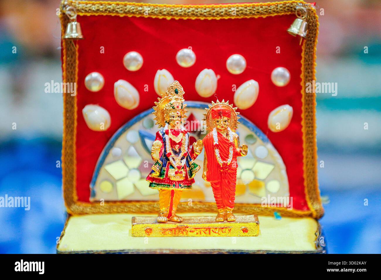 London, Großbritannien. Oktober 2025. Gottheiten auf dem Display. Das fröhliche und farbenfrohe Festival von Diwali, das Hindu Festival der Lichter, wird im Shri Swaminarayan Mandir gefeiert, im Volksmund als Neasden Tempel bekannt, mit einem Festival der Zeremonien und Segnungen, Gottesdienst, Familienaktivitäten, Speisen, Ständen und einem lebhaften Feuerwerk. Der wunderschöne traditionelle Hindusteintempel ist einer der größten außerhalb Indiens gebaut. Quelle: Imageplotter/Alamy Live News Stockfoto London, Großbritannien. Oktober 2025. Gottheiten auf dem Display. Das fröhliche und farbenfrohe Festival von Diwali, das Hindu Festival der Lichter, wird im Shri Swaminarayan Mandir gefeiert, im Volksmund als Neasden Tempel bekannt, mit einem Festival der Zeremonien und Segnungen, Gottesdienst, Familienaktivitäten, Speisen, Ständen und einem lebhaften Feuerwerk. Der wunderschöne traditionelle Hindusteintempel ist einer der größten außerhalb Indiens gebaut. Quelle: Imageplotter/Alamy Live News Stockfoto