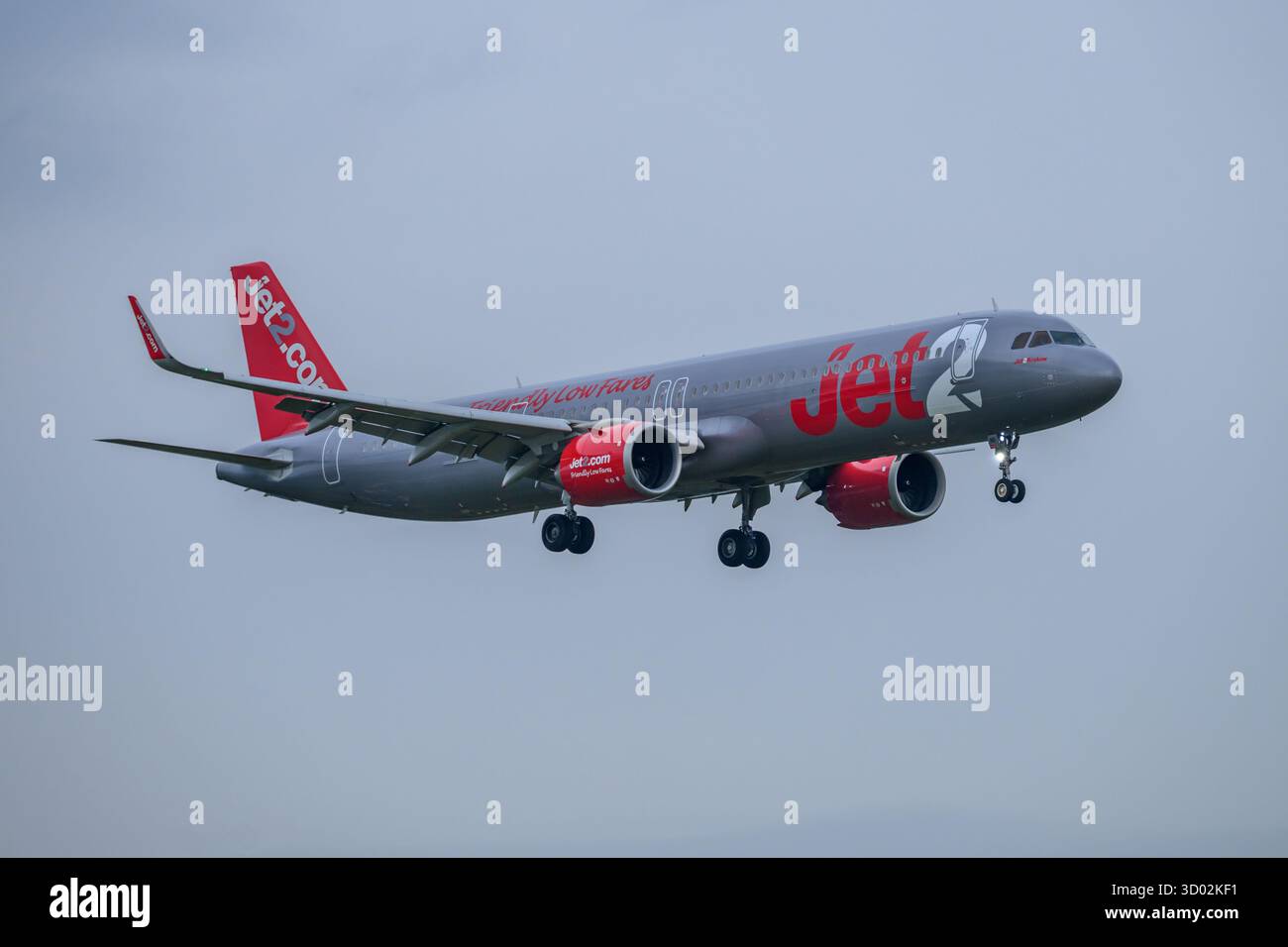 A Jet2 Airbus A321-251NX, G-SUNO, Landung am Flughafen Edinburgh, Schottland, Vereinigtes Königreich, Ankunft aus Reus, Spanien Stockfoto
