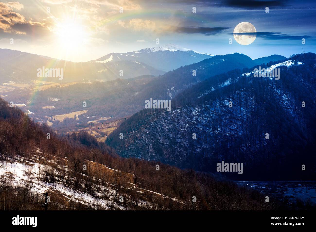 Berglandschaft am Frühlingsnachtgleiche. Tag- und Nachtzeitwechsel. Winter- und Frühjahrszeit wechseln die Landschaft. Schmelzender Schnee und blattlose Bäume Stockfoto