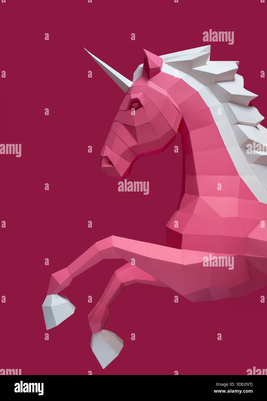 Geometrischer Rosafarbener Einhorn-Skulptur Doppelter Hintergrund. Auffällige und moderne geometrische Einhornskulptur in rosa weiß steht vor gespaltenem rosa violetten Hintergrund Stockfoto