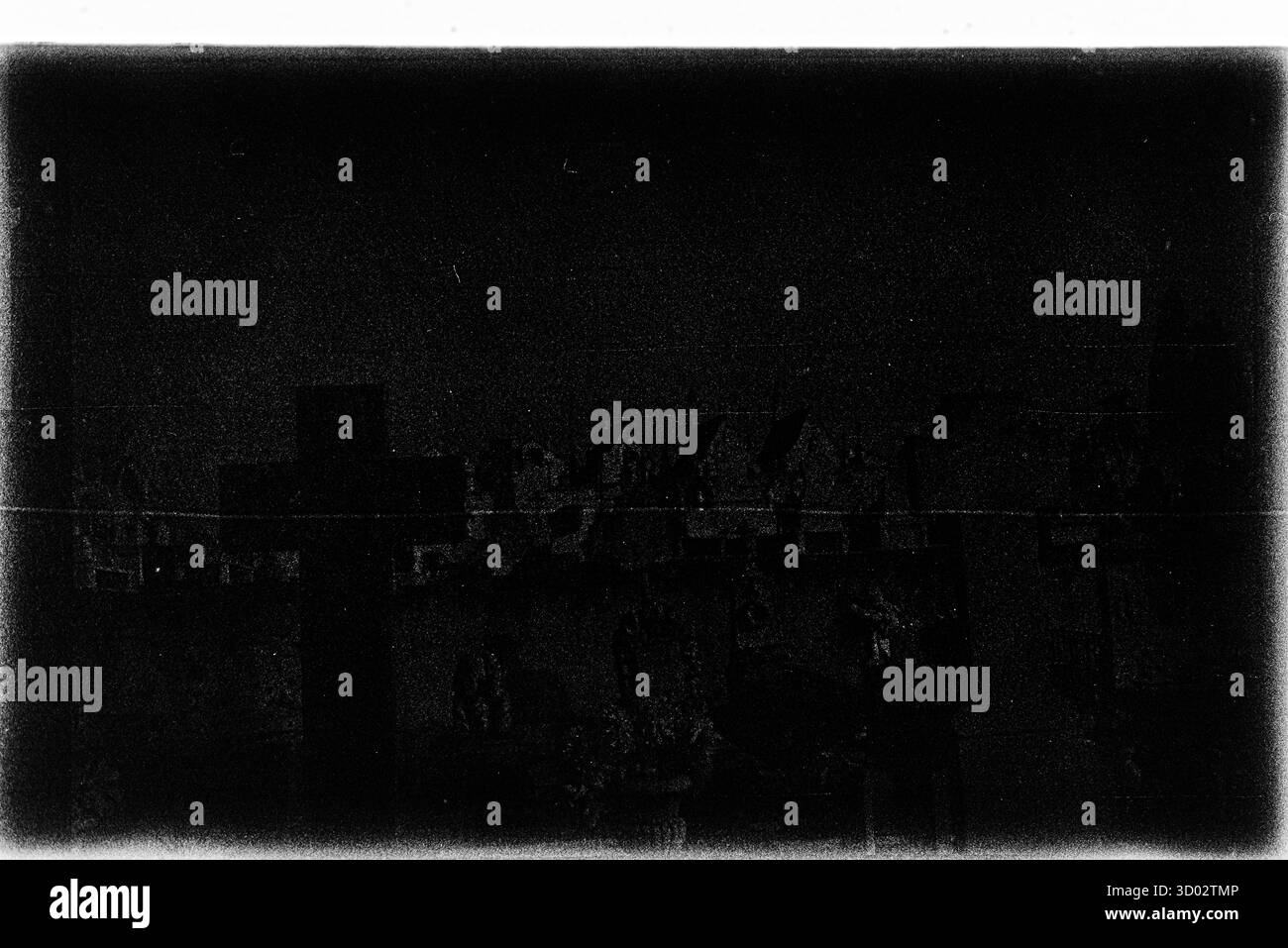 Abstraktes Schwarzweißfoto mit einer rauen, verwitterten Oberfläche mit sichtbarer Filmmaske und -Textur. Stockfoto