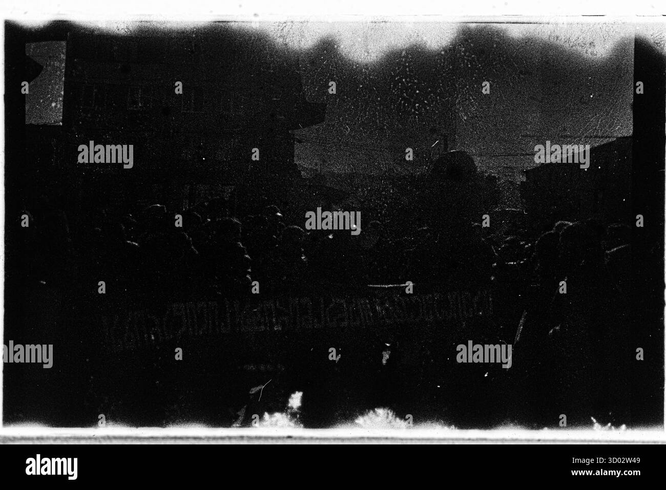 Abstraktes Schwarzweißfoto mit einer rauen, verwitterten Oberfläche mit sichtbarer Filmmaske und -Textur. Stockfoto