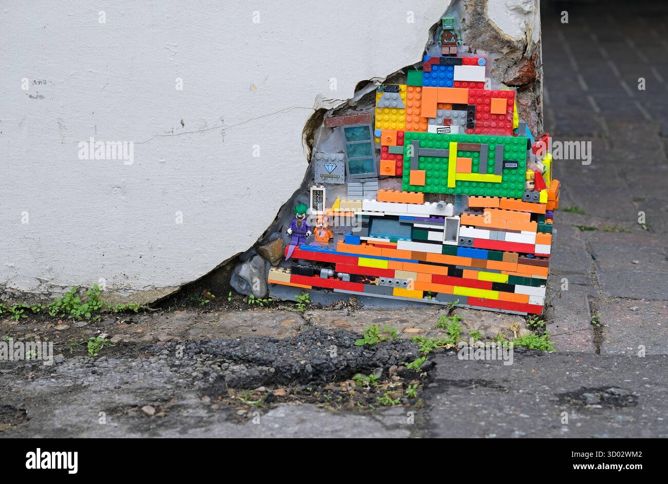 Farbenfrohe lego-Steine in der Ecke der Gebäudewand Stockfoto