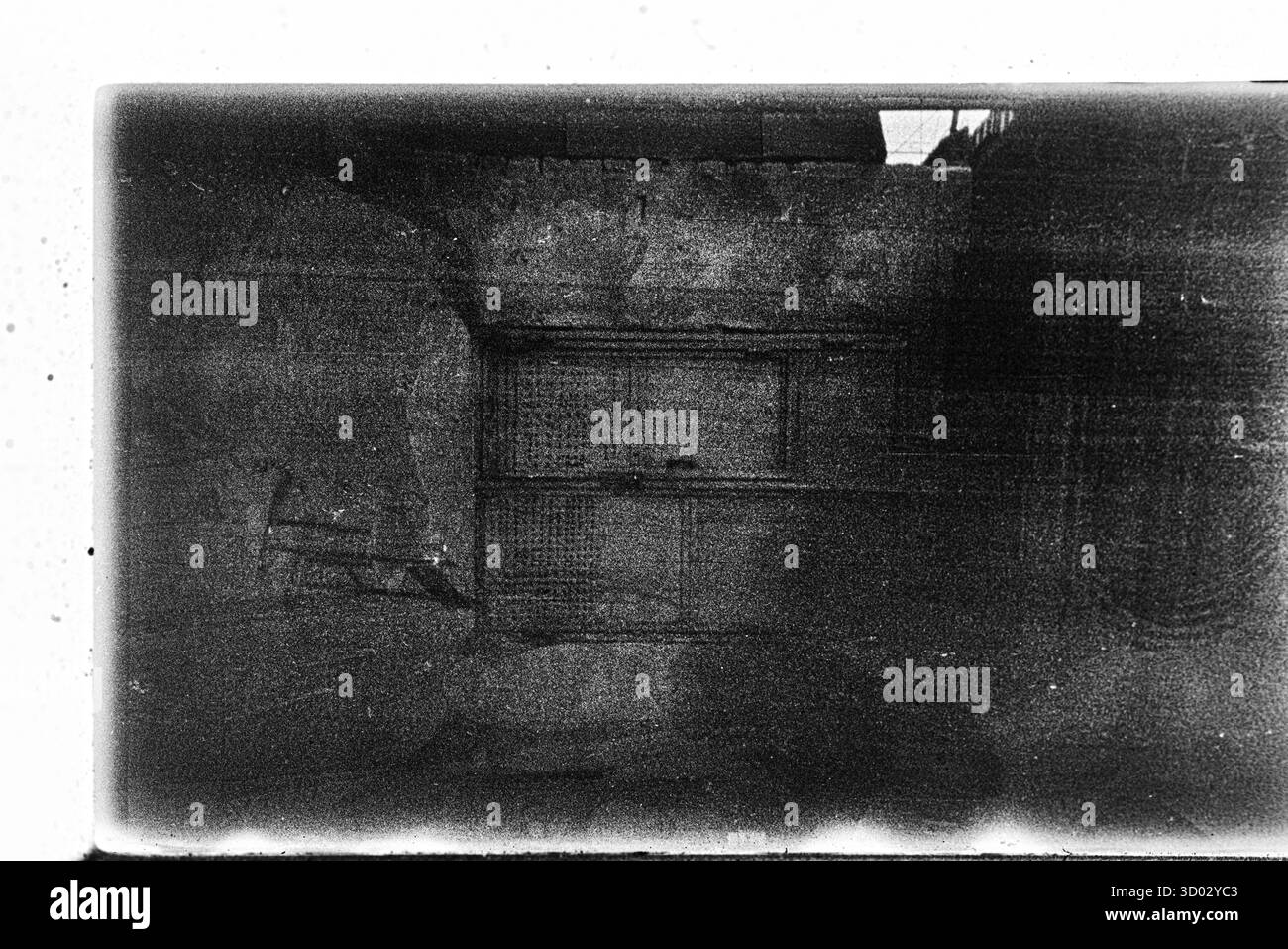 Abstraktes Schwarzweißfoto mit einer rauen, verwitterten Oberfläche mit sichtbarer Filmmaske und -Textur. Stockfoto