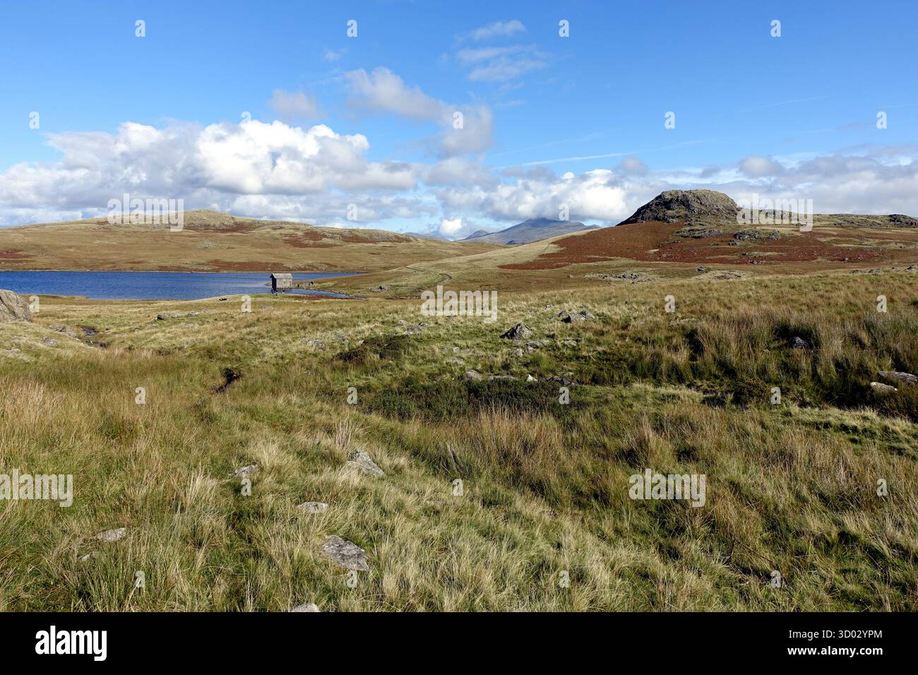 Das Old Remote Stone Boathouse auf Devoke Water und „Seat How“ im Lake District National Park, Cumbria, England, Großbritannien. Stockfoto