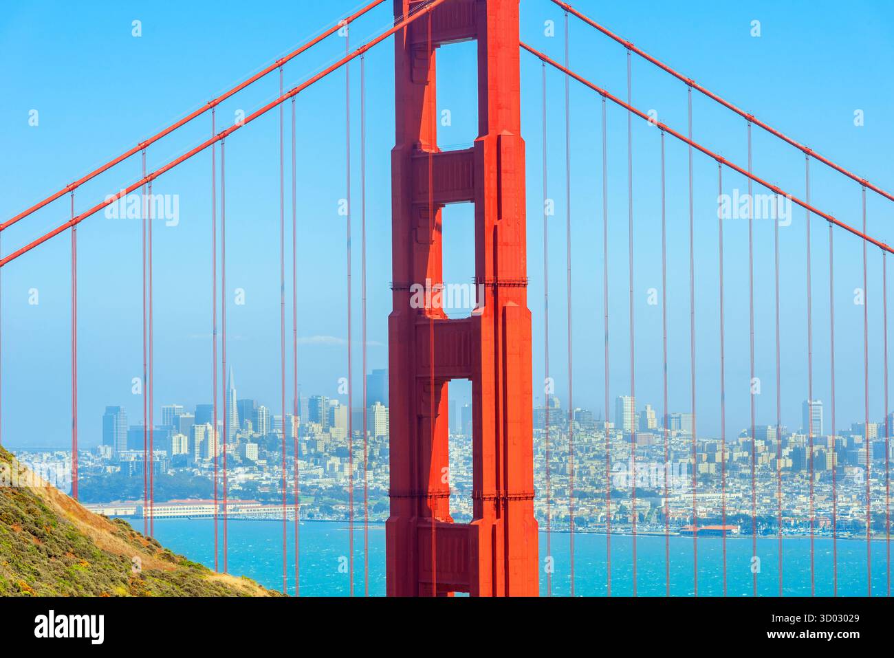 Blick auf die Golden Gate Bridge und das Finanzviertel in der Ferne, San Francisco, Kalifornien, USA Stockfoto