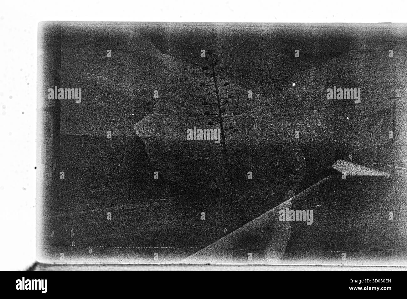 Abstraktes Schwarzweißfoto mit einer rauen, verwitterten Oberfläche mit sichtbarer Filmmaske und -Textur. Stockfoto