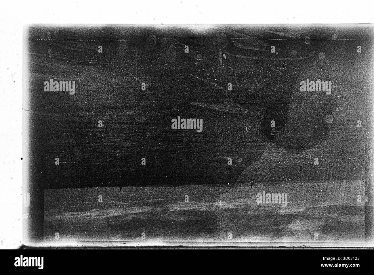 Abstraktes Schwarzweißfoto mit einer rauen, verwitterten Oberfläche mit sichtbarer Filmmaske und -Textur. Stockfoto