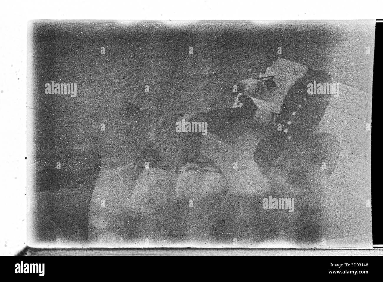 Abstraktes Schwarzweißfoto mit einer rauen, verwitterten Oberfläche mit sichtbarer Filmmaske und -Textur. Stockfoto