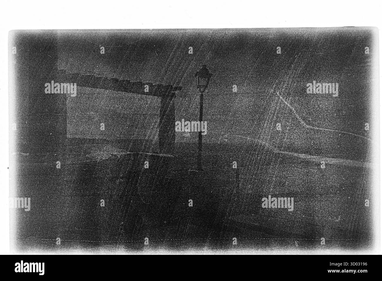 Abstraktes Schwarzweißfoto mit einer rauen, verwitterten Oberfläche mit sichtbarer Filmmaske und -Textur. Stockfoto