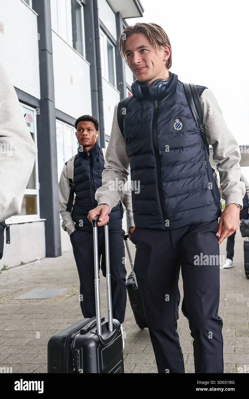 Knokke Heist, Belgien. Oktober 2025. Romeo Vermant, das während der Abreise des belgischen Fußballteams Club Brugge KV vom Flughafen Oostende in Richtung München am Dienstag, den 21. Oktober 2025, gezeigt wurde. Morgen spielt der Club am dritten Tag der Ligaperiode des UEFA Champions League-Turniers gegen den deutschen FC Bayern München. BELGA FOTO BRUNO FAHY Credit: Belga News Agency/Alamy Live News Stockfoto