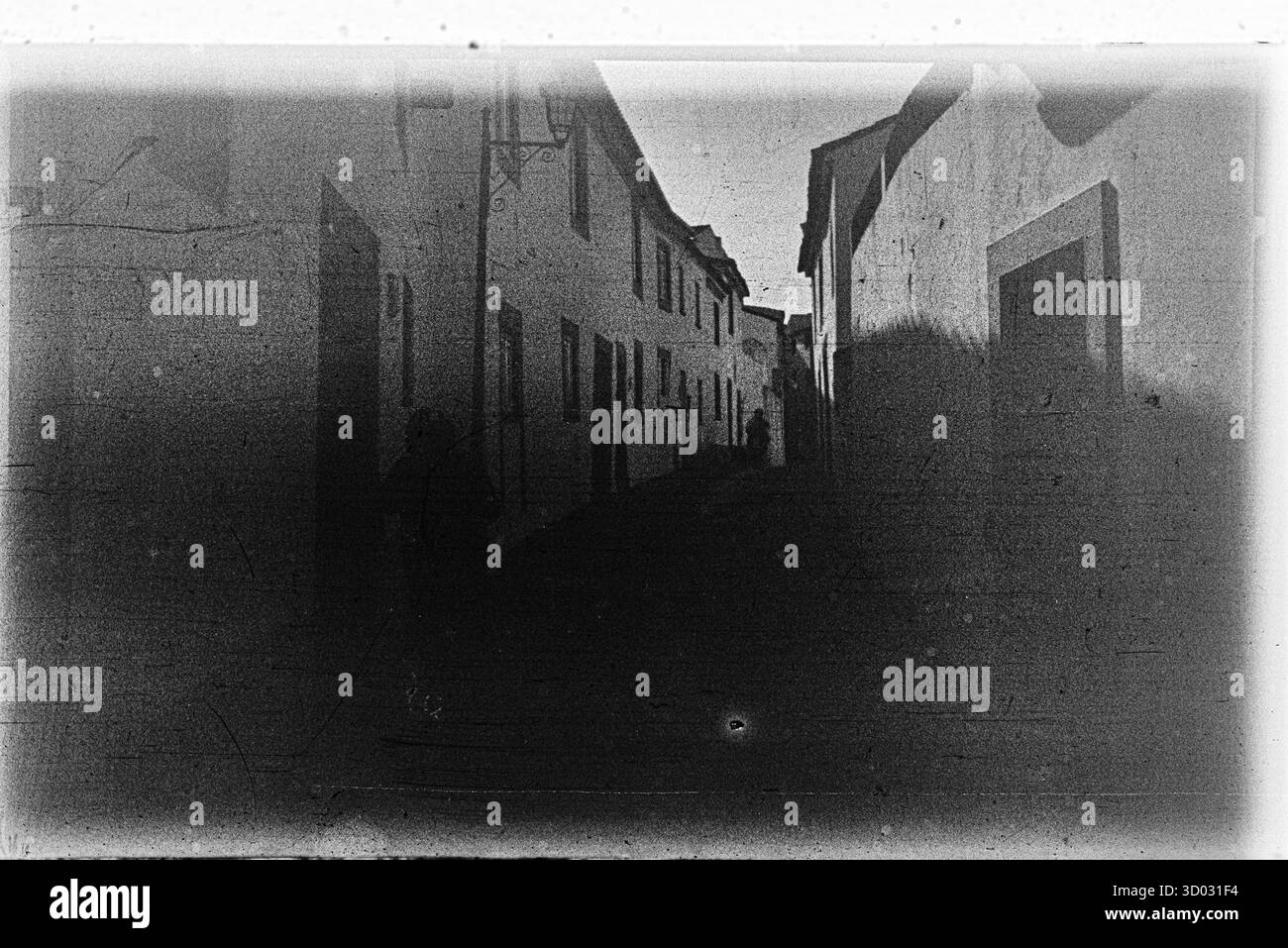 Abstraktes Schwarzweißfoto mit einer rauen, verwitterten Oberfläche mit sichtbarer Filmmaske und -Textur. Stockfoto