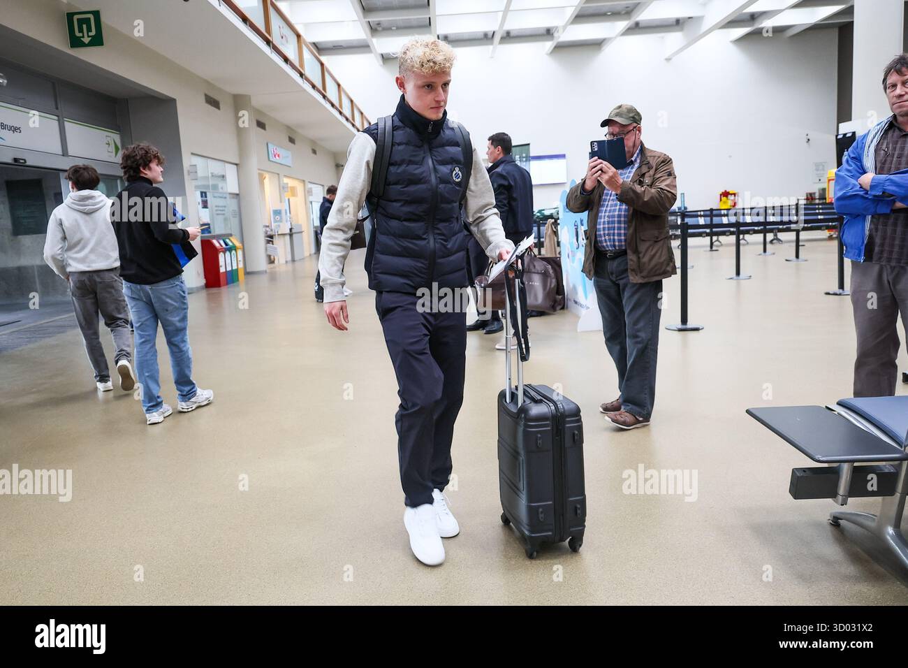 Knokke Heist, Belgien. Oktober 2025. Joaquin Seys, die während der Abreise des belgischen Fußballteams Club Brugge KV vom Flughafen Oostende in Richtung München am Dienstag, den 21. Oktober 2025, gezeigt wurden. Morgen spielt der Club am dritten Tag der Ligaperiode des UEFA Champions League-Turniers gegen den deutschen FC Bayern München. BELGA FOTO BRUNO FAHY Credit: Belga News Agency/Alamy Live News Stockfoto