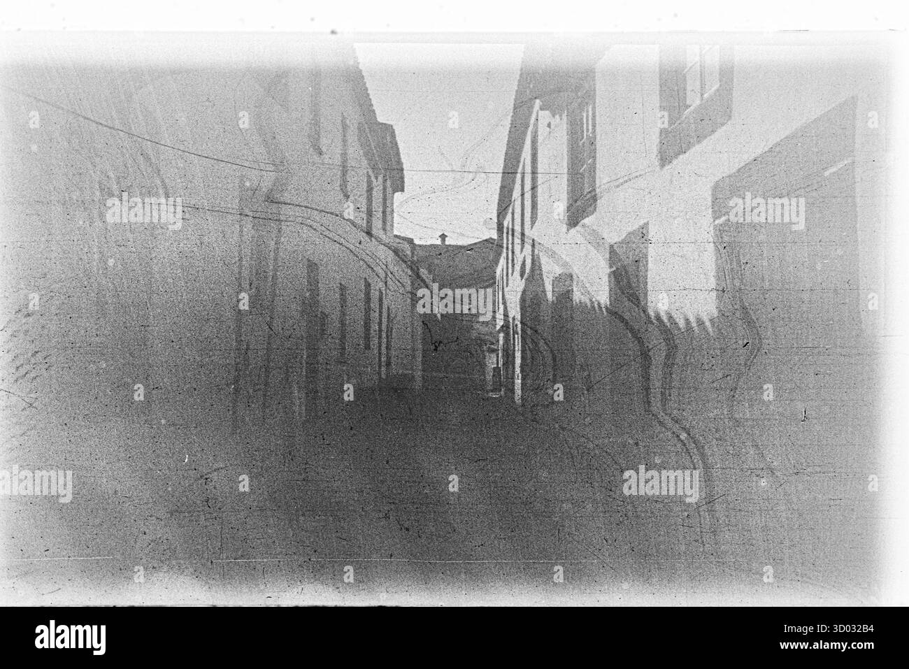 Abstraktes Schwarzweißfoto mit einer rauen, verwitterten Oberfläche mit sichtbarer Filmmaske und -Textur. Stockfoto
