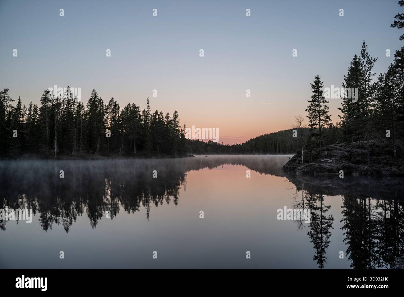 Norwegische Landschaft in den Bergen in der Nähe des Sees Flekkeren im Svanstul-Gebiet von Grönland, Norwegen, Skandinavien Stockfoto