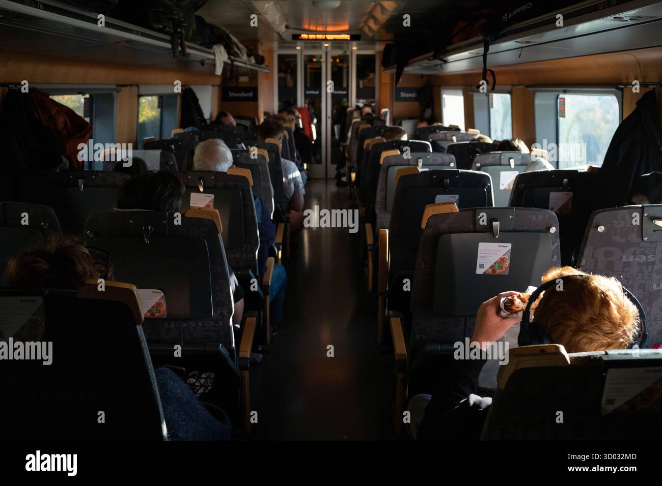 Norwegische Pendler fahren auf der Sørland-Linie mit einem Go Ahead Nordischen Zug in Richtung Stavanger von Oslo aus in einem Standardwagen in Norwegen, Skandinavien. Stockfoto