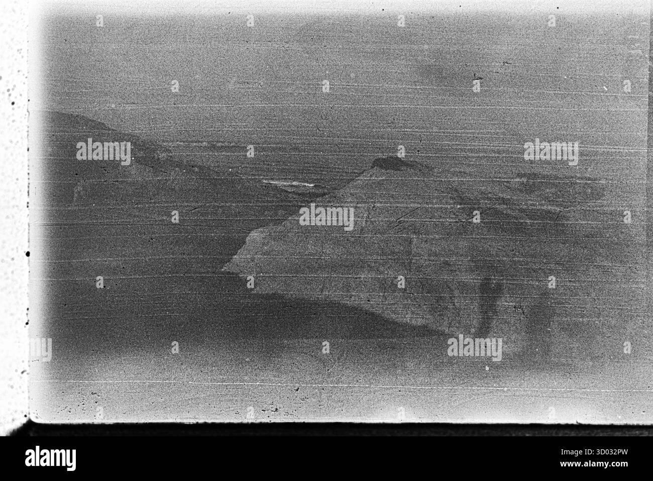 Abstraktes Schwarzweißfoto mit einer rauen, verwitterten Oberfläche mit sichtbarer Filmmaske und -Textur. Stockfoto