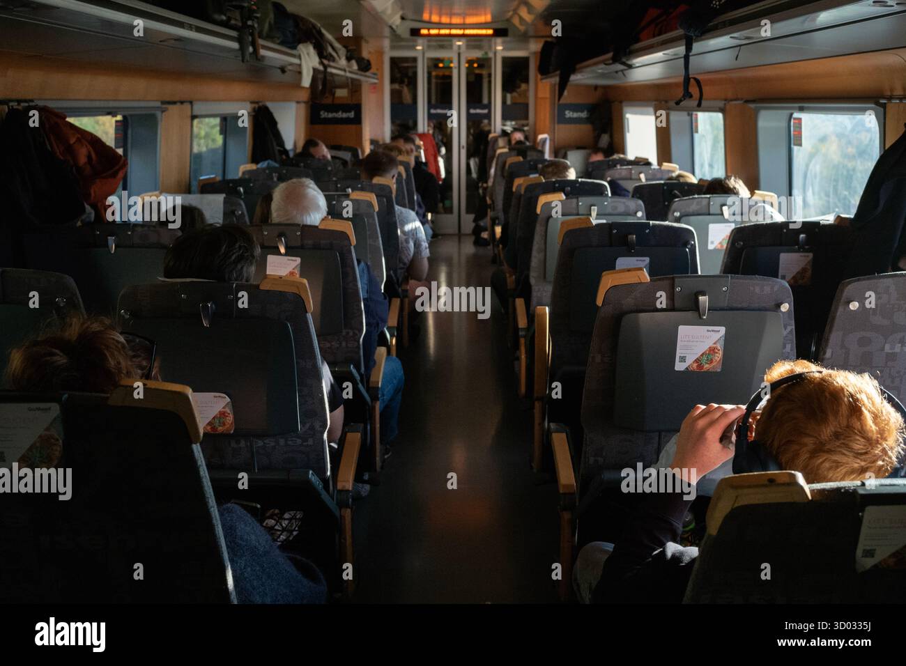 Norwegische Pendler fahren auf der Sørland-Linie mit einem Go Ahead Nordischen Zug in Richtung Stavanger von Oslo aus in einem Standardwagen in Norwegen, Skandinavien. Stockfoto