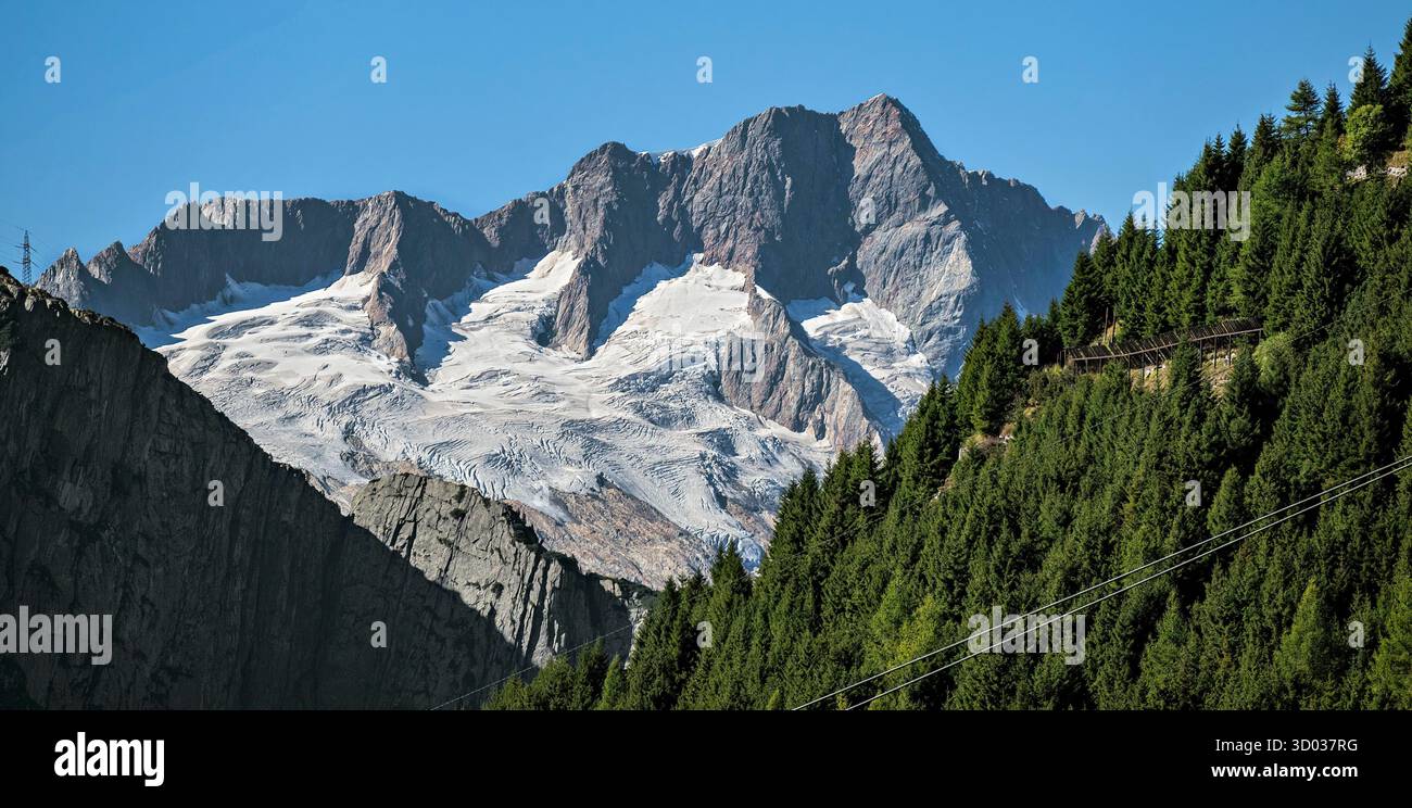 Blick vom Glacier Express auf die Gletscheralpen bei Andermatt im Kanton URI, Schweiz; Blick vom Glacier Express auf die vergletscherten Alpengipfel bei Andermatt im Kanton URI, Schweiz; Stockfoto Blick vom Glacier Express auf die Gletscheralpen bei Andermatt im Kanton URI, Schweiz; Blick vom Glacier Express auf die vergletscherten Alpengipfel bei Andermatt im Kanton URI, Schweiz; Stockfoto