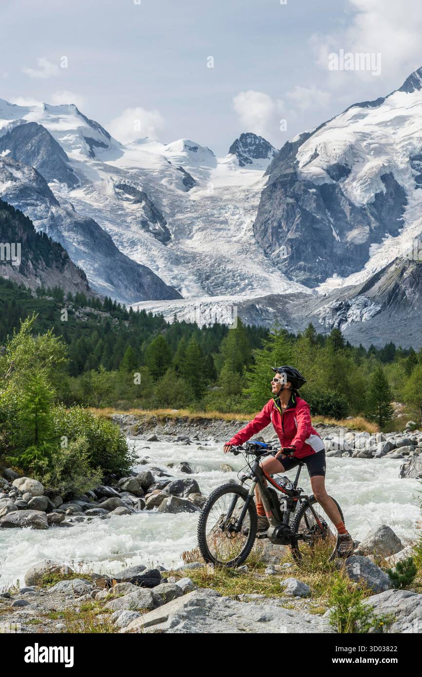 Seniorin, mit dem E-Mountainbike auf dem Weg zum Morteratschgletscher bei Pontresina, Engadin, Schweiz, Alpen. Im Hintergrund die berühmten Berge von Piz Palu, Bellavista, Bernina || Model veröffentlicht Stockfoto Seniorin, mit dem E-Mountainbike auf dem Weg zum Morteratschgletscher bei Pontresina, Engadin, Schweiz, Alpen. Im Hintergrund die berühmten Berge von Piz Palu, Bellavista, Bernina || Model veröffentlicht Stockfoto