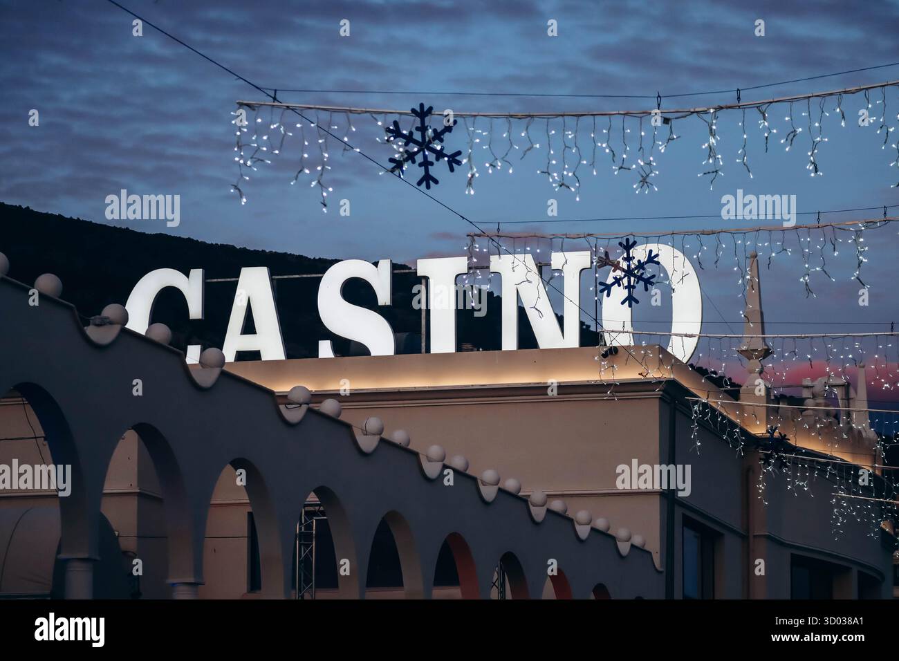 Menton, Frankreich - 6. Januar 2024: Das berühmte Kasino im Zentrum von Menton, im Süden Frankreichs Stockfoto