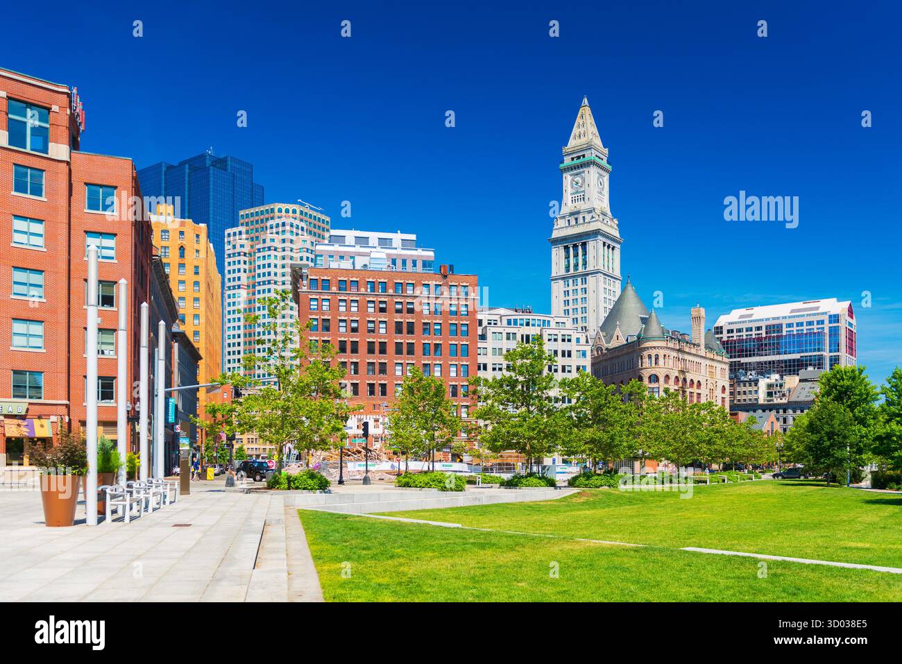 Juni 2016 in Boston, MA, USA: Blick auf das Custom House Tower, die umliegenden Gebäude in der Innenstadt und der Park mit seinen Bäumen und Bänken Stockfoto Juni 2016 in Boston, MA, USA: Blick auf das Custom House Tower, die umliegenden Gebäude in der Innenstadt und der Park mit seinen Bäumen und Bänken Stockfoto