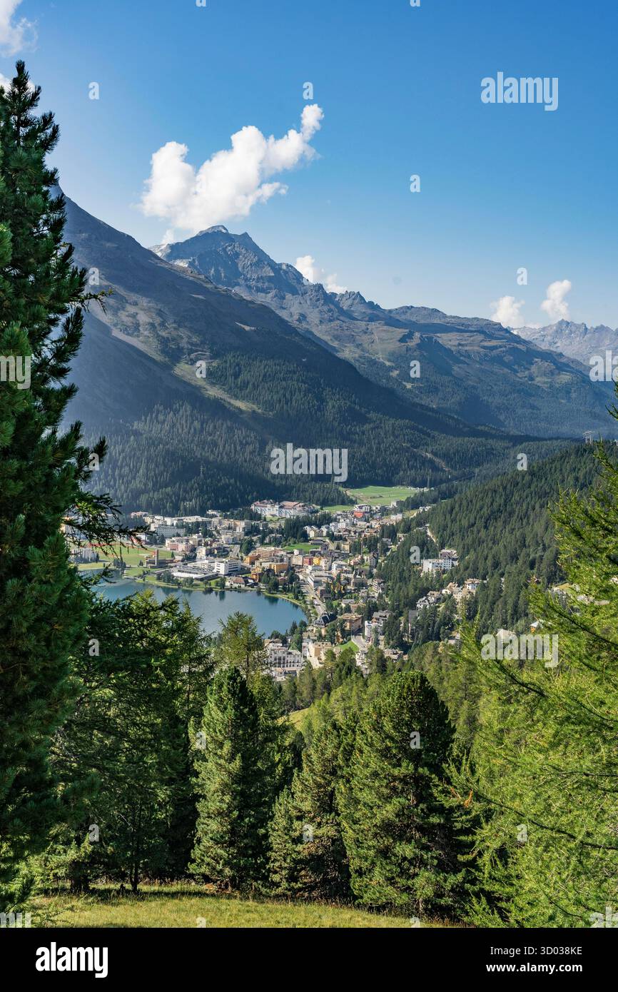 Aus der Vogelperspektive über St. Moritz, Engadine, Graubünden, Schweiz mit Pitz Corvatsch im Hintergrund Stockfoto Aus der Vogelperspektive über St. Moritz, Engadine, Graubünden, Schweiz mit Pitz Corvatsch im Hintergrund Stockfoto