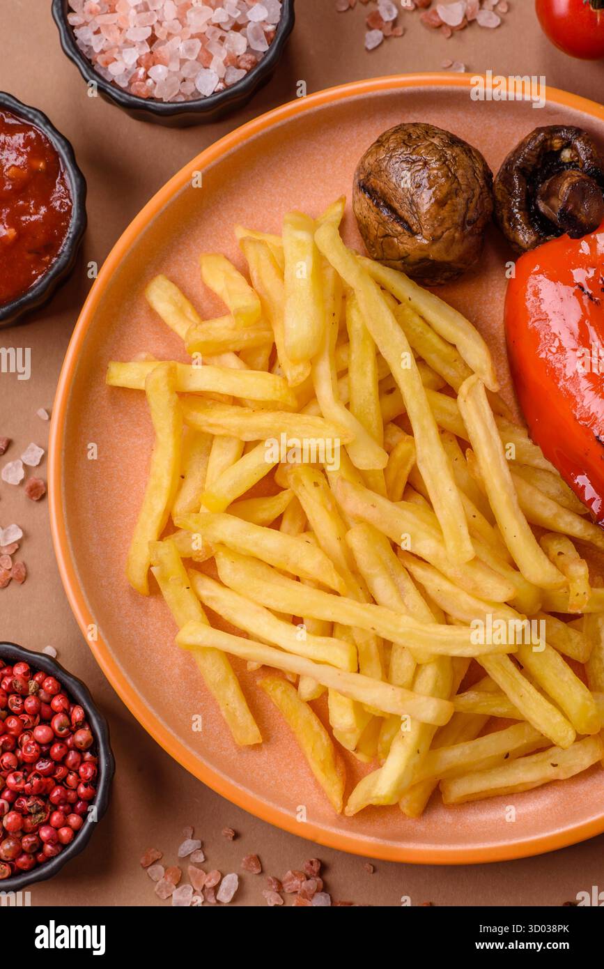 Pommes frites in Öl mit Sauce gekocht, knusprige goldene Chips, ungesundes Essen. Pommes Frites als Lebensmittelhintergrund für Ihr Design Stockfoto Pommes frites in Öl mit Sauce gekocht, knusprige goldene Chips, ungesundes Essen. Pommes Frites als Lebensmittelhintergrund für Ihr Design Stockfoto
