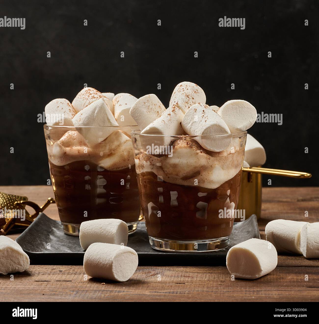 Zwei Gläser heiße Schokolade mit flauschigen Marshmallows auf einem Schieferbrett. Eine Nahaufnahme des Wintergetränks. Stockfoto