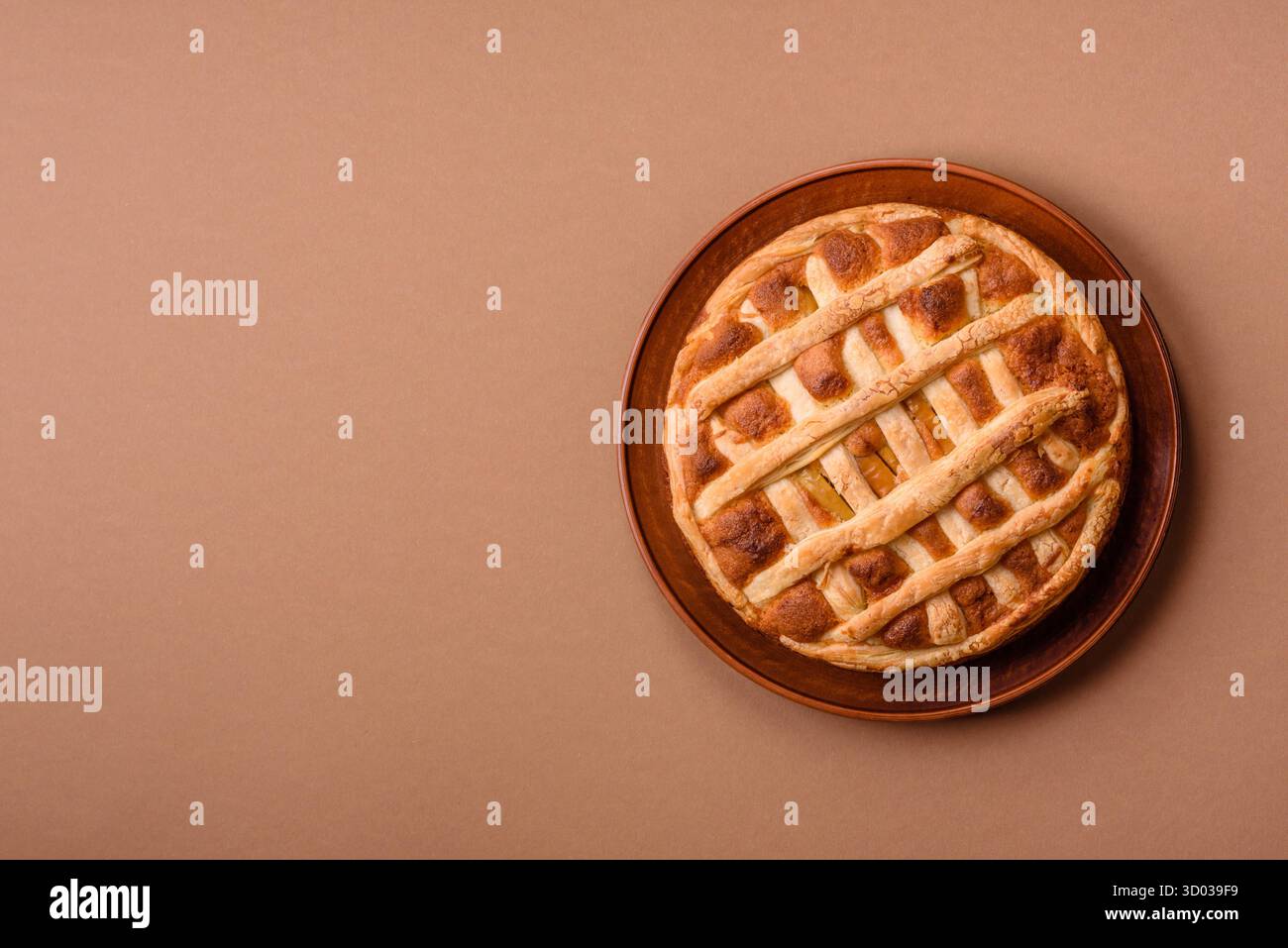 Süßer amerikanischer Kuchen mit Äpfeln, Birnen und Zimt, ein hausgemachtes Dessert. Apple American Pie als kulinarischer Hintergrund für Ihr Design. Stockfoto Süßer amerikanischer Kuchen mit Äpfeln, Birnen und Zimt, ein hausgemachtes Dessert. Apple American Pie als kulinarischer Hintergrund für Ihr Design. Stockfoto