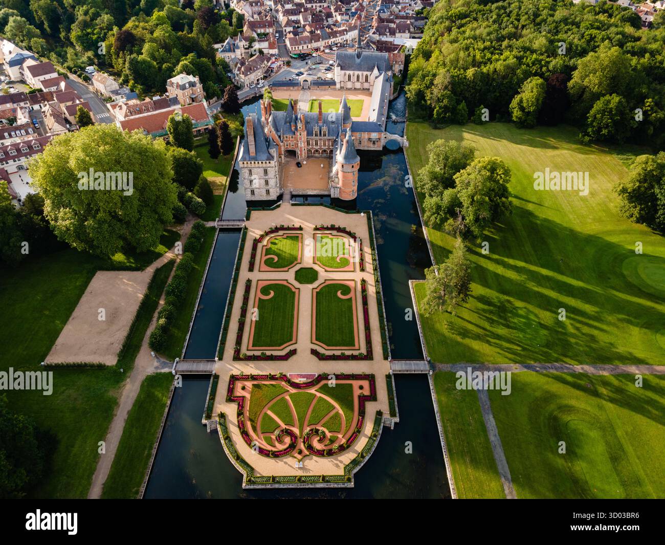 Luftaufnahme von Château de Maintenon in Maintenon, Frankreich, die den château und seine sorgfältig gestalteten formalen französischen Gärten von oben zeigt. Stockfoto