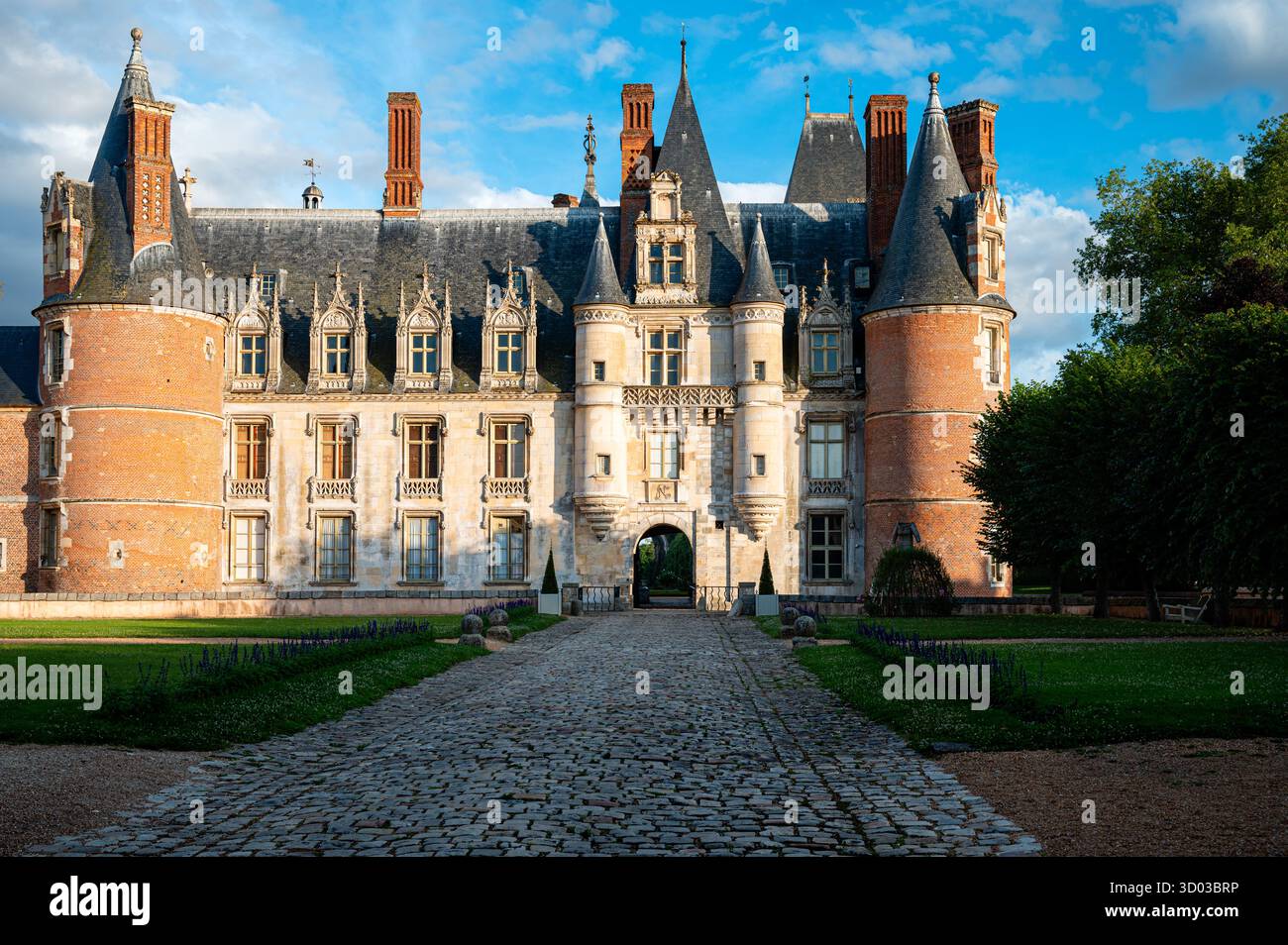 Frontalaufnahme des Château de Maintenon in Maintenon, Frankreich, beleuchtet von goldenem Stundenlicht, mit seiner symmetrischen Fassade Stockfoto