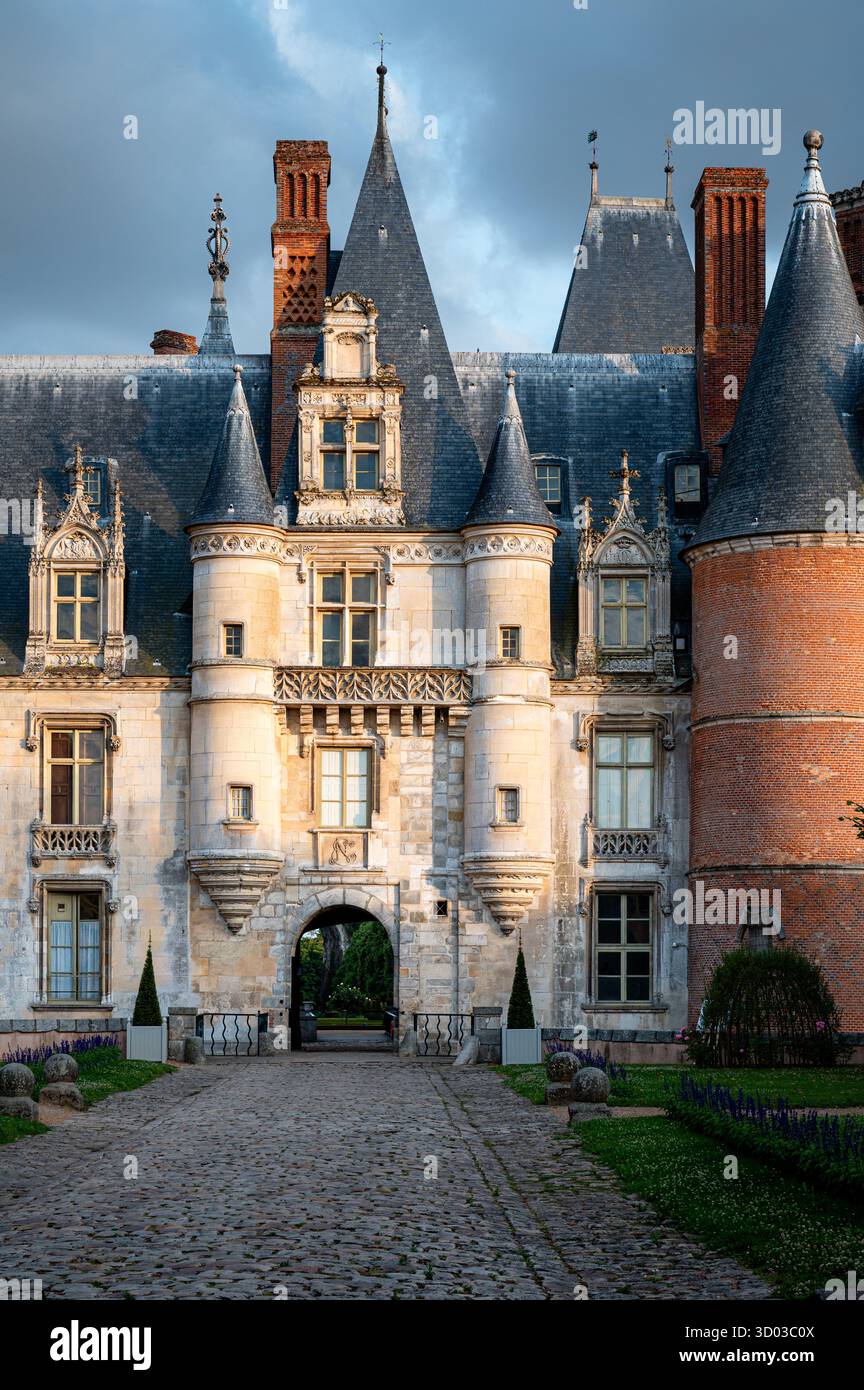 Nahaufnahme des Eingangstors und der Türme von Château de Maintenon, Frankreich, im warmen goldenen Licht des Sonnenuntergangs getaucht Stockfoto