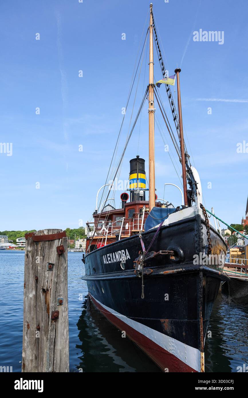Flensburg, Deutschland - 13. Juni 2025: Alexandra, ein wunderschön erhaltenes Dampfschiff, ruht im Flensburger Hafen unter einem leuchtend blauen Himmel Stockfoto